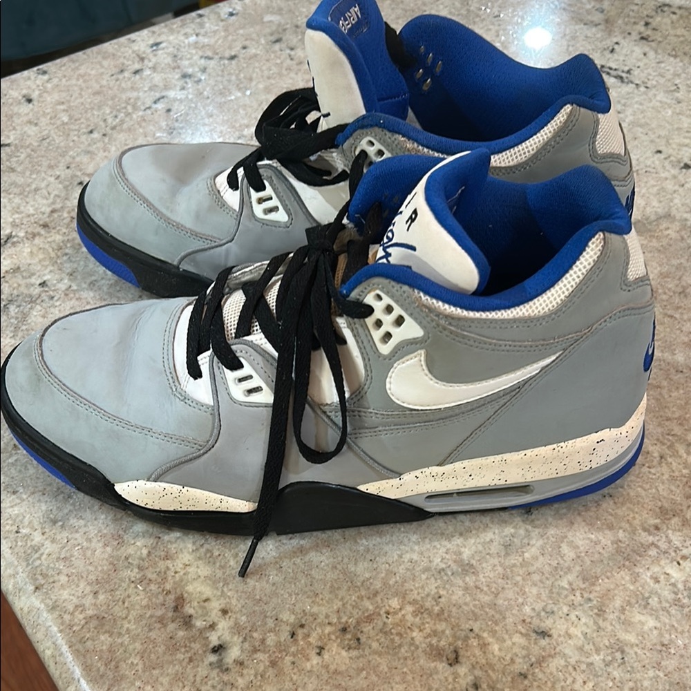 Nike Athletic Shoes White and Blue Sporty Design